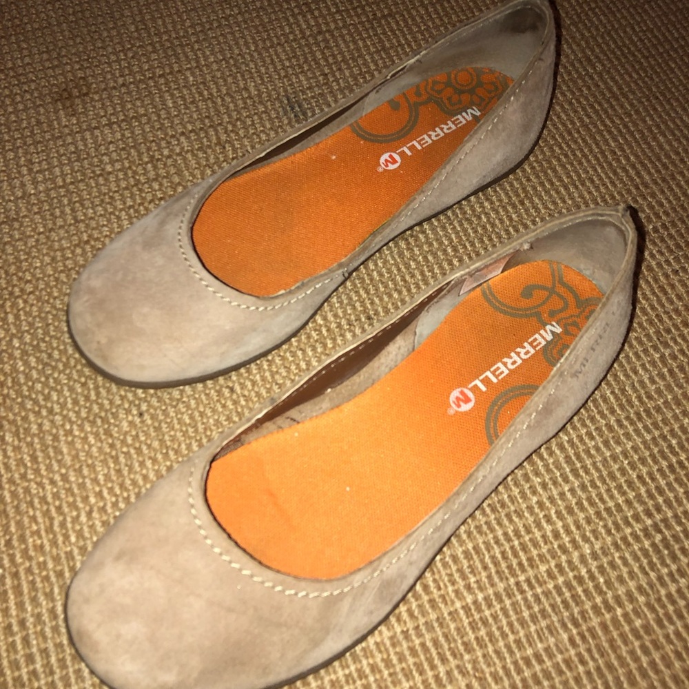 Women’s Merrell Otter Ballet Flats light tan suede slip on’s US women’s size 7.5